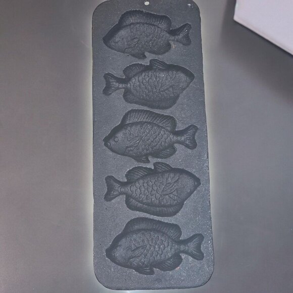 Lodge Cast Iron Perch Fish Cornbread Muffin Hushpuppy Mold Pan 5PP2 Discontinued - Picture 1 of 8